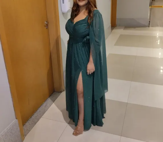 Vestido de festa verde com brilho e fenda