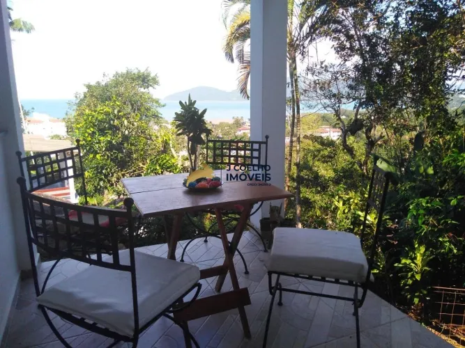 Casa com 4 dormitórios sendo 2 suítes a venda na Praia da Enseada, Ubatuba/SP