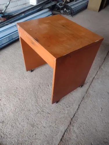 Mesa de escritório compacta