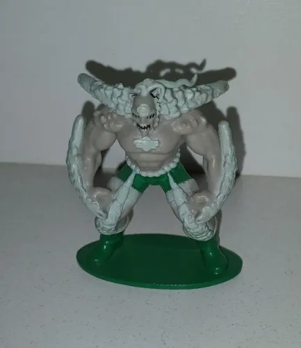 BONECO ACTION FIGURE MINIATURA DC COMICS APOCALYPSE DOOMSDAY