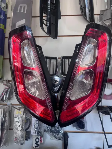 Par de lanterna Fiat Punto 2013 com pequenos trincos nas lentes 
