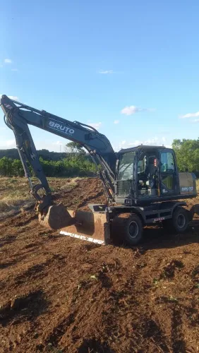 Escavadeira a pneu nova