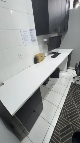 Mesa ou balcão  armário pastas suspensas 