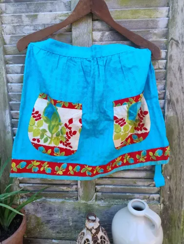 Avental Vintage Azul com Bolsos Florais