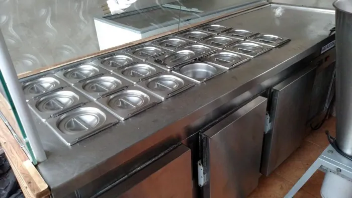 BALCÃO REFRIGERADO 2 EM 1. EXPOSITOR COM 21 CUBAS + REFRIGERADOR COM 3 PORTAS.