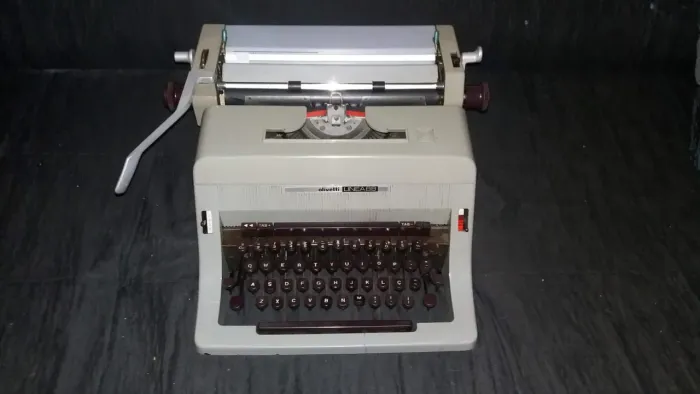 Máquina de escrever Olivette Linea 88