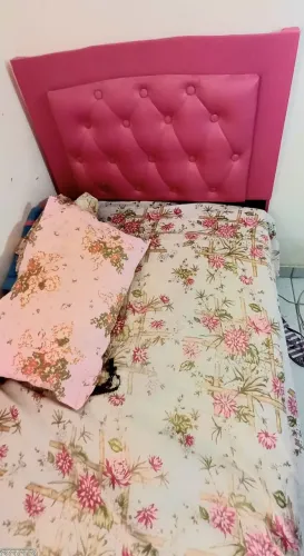 Cama com cabeceira rosa pink