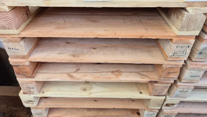 Pallets, medida 0.80 por 0.60 centímetros, madeira eucalipto.