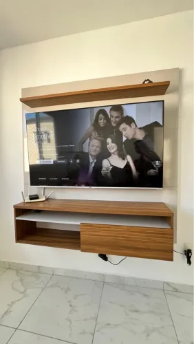 Painel de TV moderno + Rack com prateleiras
