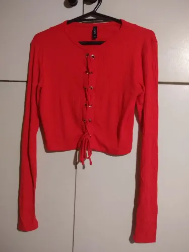 Blusa vermelha com amarração frontal