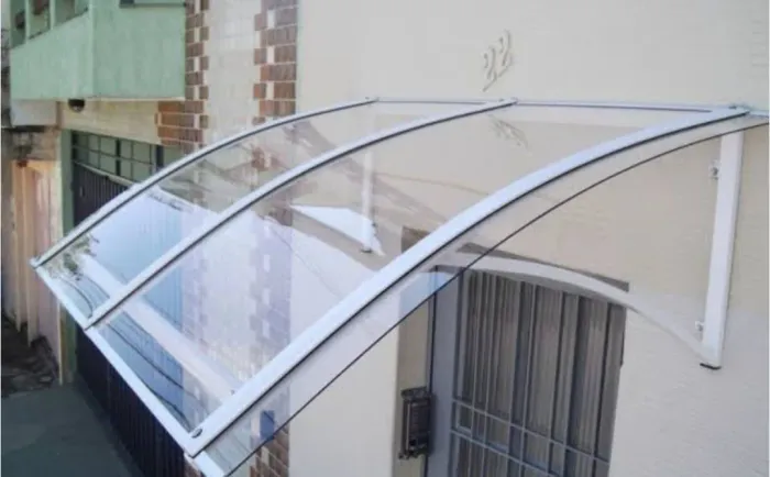 Cobertura com policarbonato transparente para área externa