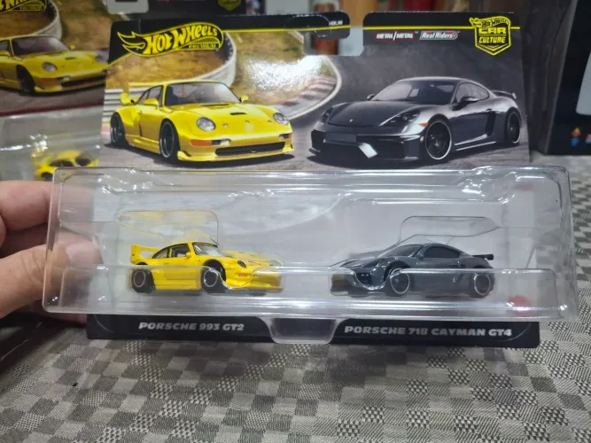 Hot Wheels Premium 1:64 Porsche 993 GT2 e 718 Cayman GT4