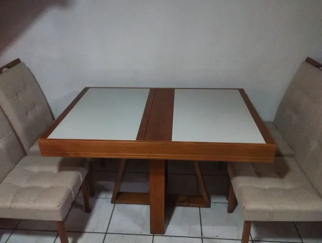 Mesa extensível com 4 cadeiras