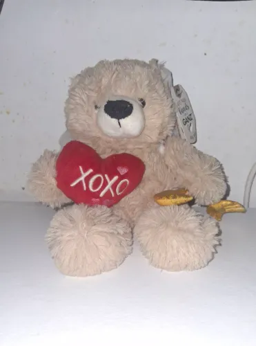 Ursinho de pelúcia com coração XOXO. marca Hands GANZ.