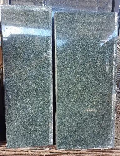 2 - Placas de Granito Verde Ubatuba medidas na descrição abaixo /// R$1350,00