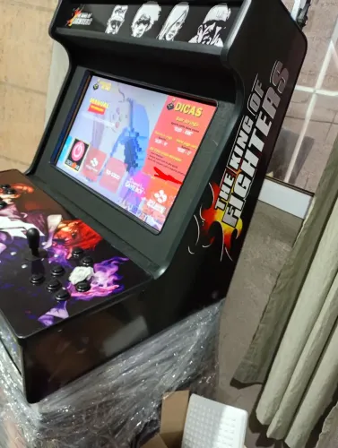 Fliperama com jogos nostálgicos 