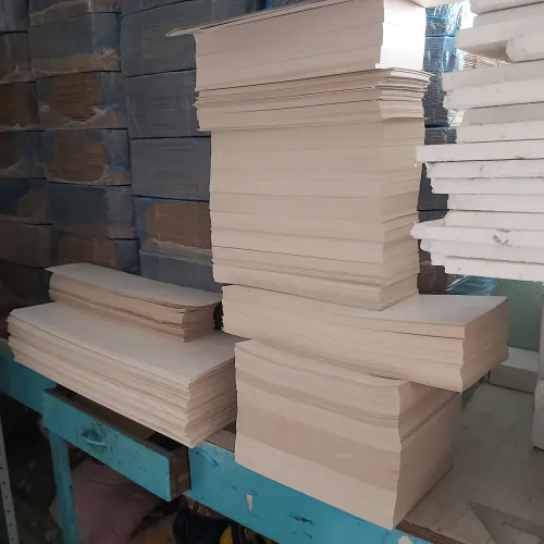 Papel cartao de vários formatos e entre 200 e 300 gramaturas. 
