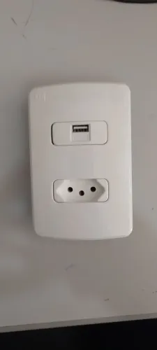 Tomada com carregador Universal USB