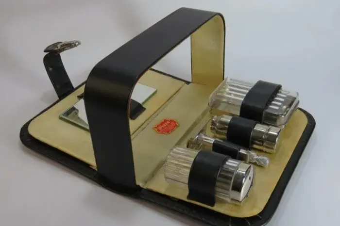 Antigo ESTOJO com petrechos para Barbear - sem uso. Indústria Brasileira conforme etiqueta