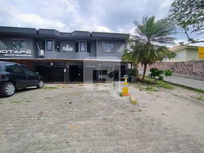 Loja de 2 andares no Porto da Lagoa