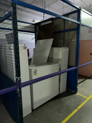 Vendo 2 boxes no Centro Fashion. 