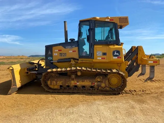 TRATOR DE ESTEIRA 700J