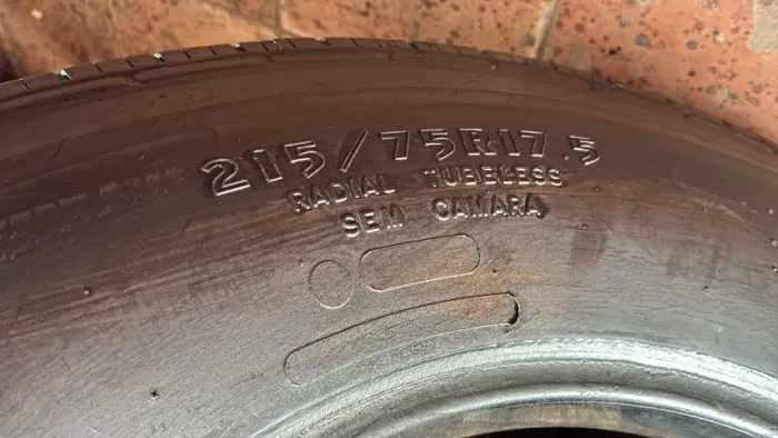 Pneu 215/75 R17.5 semi novo muito bom! AG pneus