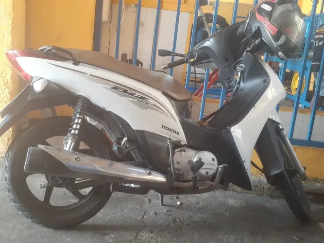 Faço serviço de mecânico de motos 