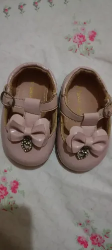 Sandália para bebê cada uma sai por 10$