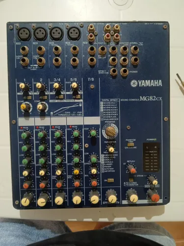 Mesa de som Yamaha MG82CX 8 canais