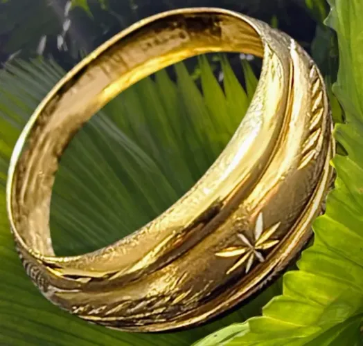 Anel de Ouro Amarelo Com Desenhos em Baixo Relevo