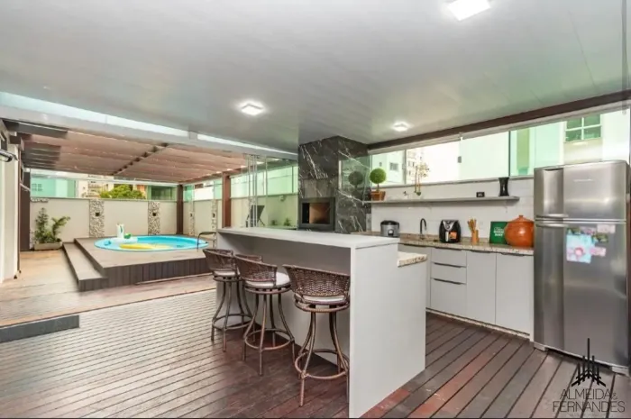 Apartamento diferenciado com piscina privativa à venda no bairro pioneiros