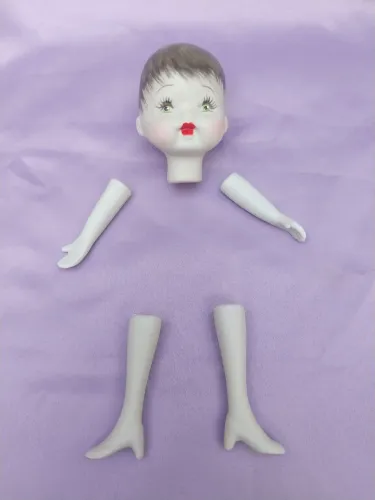 Cabeça e membros de boneca vintage de porcelana