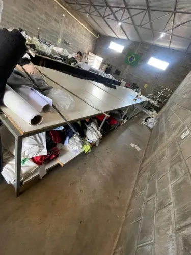 Mesa de corte de tecidos em ferro