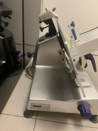 Máquina de Cortar Frios Gural