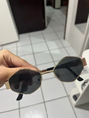 Óculos modelo hexagonal dourado