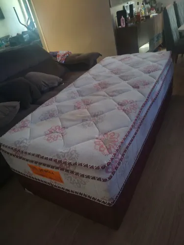 Cama de solteiro com molas ensacada semi nova