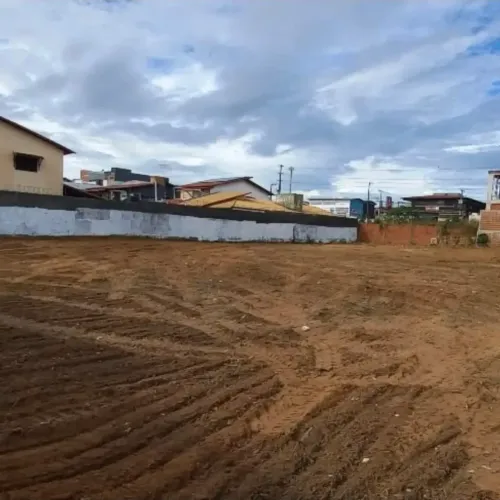 Vendo ou alugo Area com 2000m² as margens da Maria Lacerda