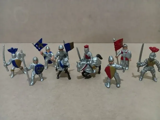 lote com 10 miniaturas de guerreiros medievais.