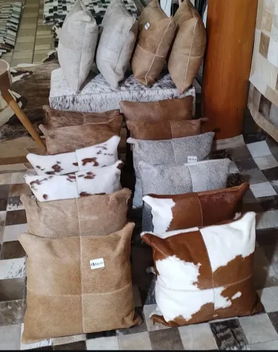 Puffs variados em pele de boi