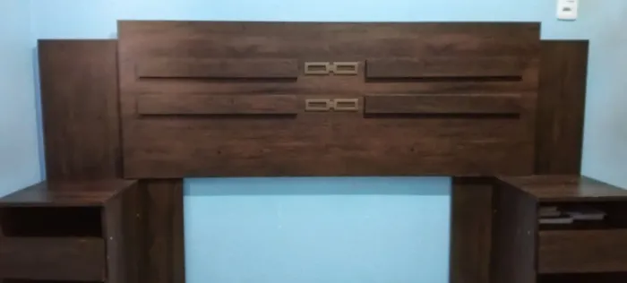 Cabeceira de cama com criado mudo