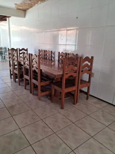 MESA MADEIRA MACIÇA <br>COMPRIMENTO: 3,5m<br>ALTURA: 80cm<br>LAGURA: 1,10m<br>CADEIRAS: 12