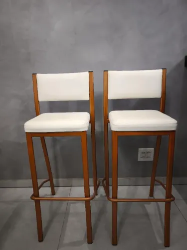 2 Banquetas com base em couro e estrutura em aço / bronze