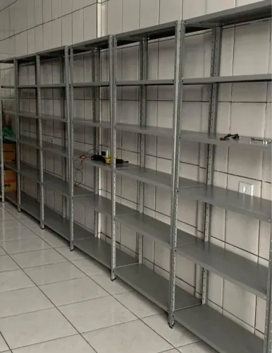 Estantes de aço