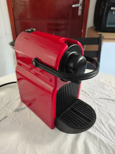 Cafeteira NESPRESSO vermelha
