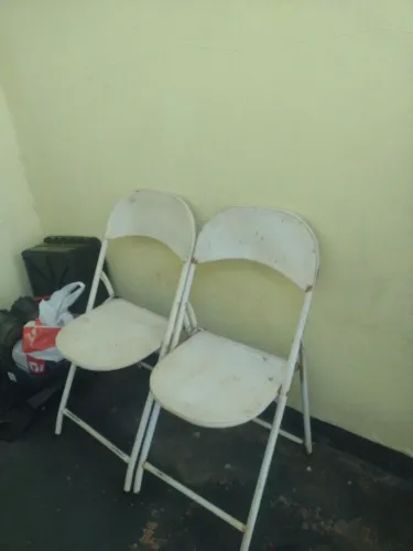 Churrasqueira e cadeiras pra limpar o quintal