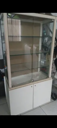 Linda vitrine de vidro , ferro e mdf