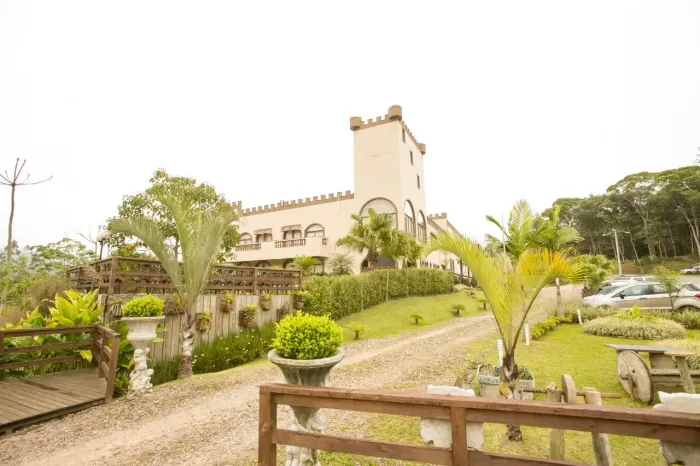 Cervejaria Completa em Estilo Castelo Medieval à Beira da BR-282 | Alto Potencial Comercia