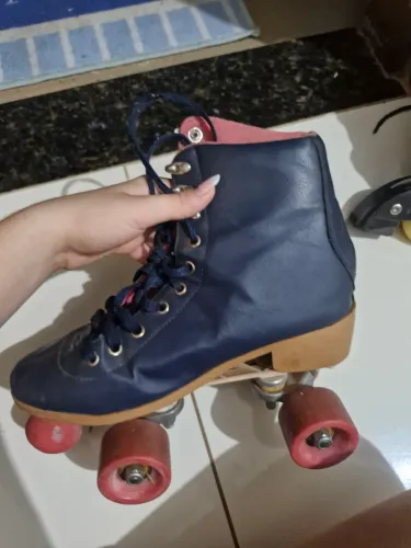 Patins 4 rodas, feminino em ótimas condições 