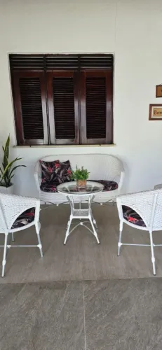 Conjunto de cadeiras de vime.